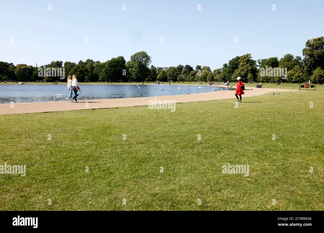 The round pond kensington gardens hires stock photography and images