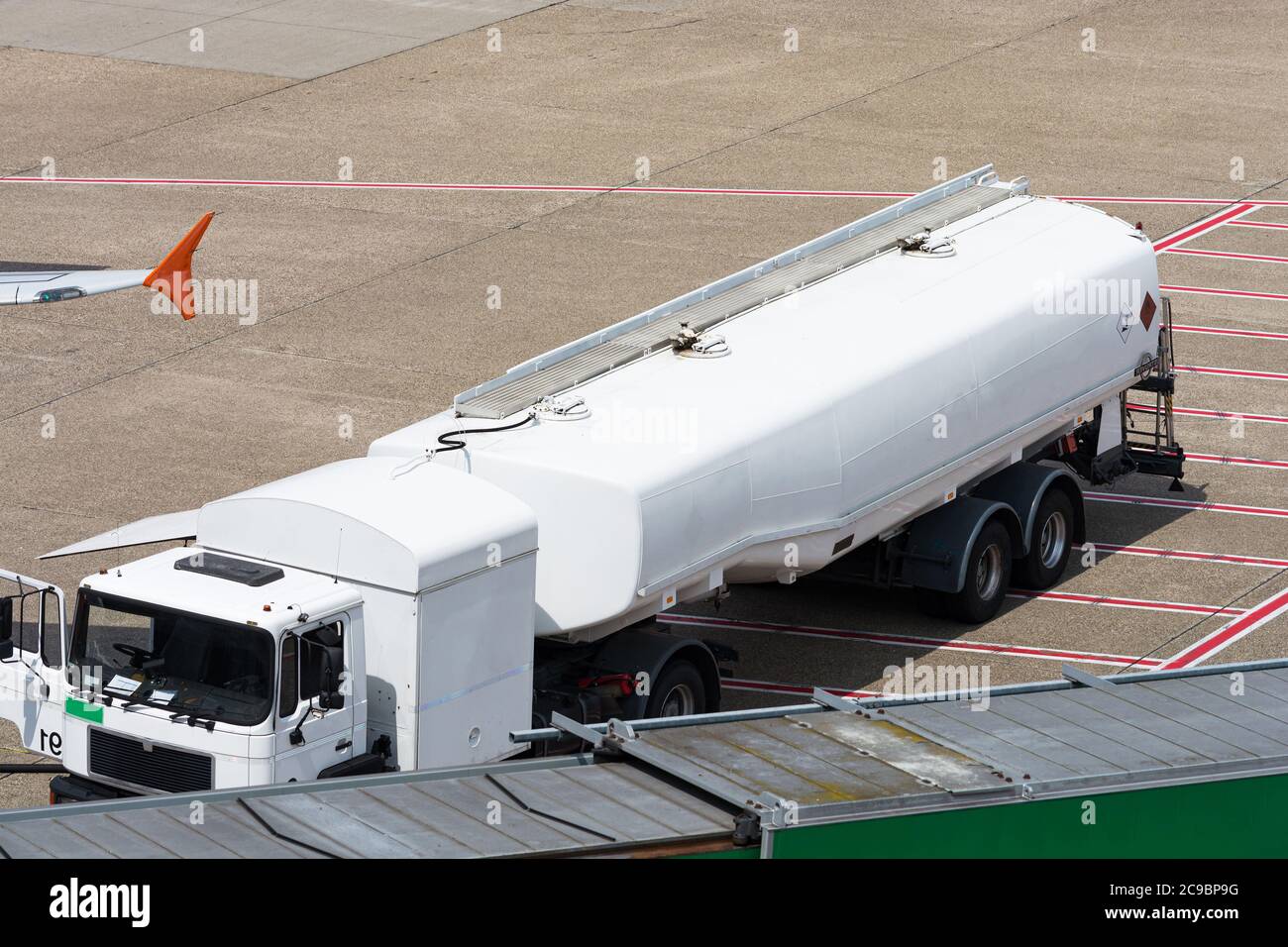 Tankwagen der Flugkraftstoff-Dienstleistungen auf einer Flughafenrollbahn Stock Photo