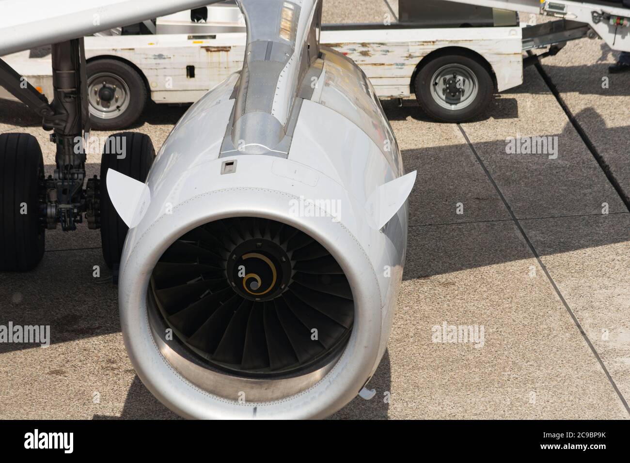 Jet engine, combustion turbine and landing gear of an international