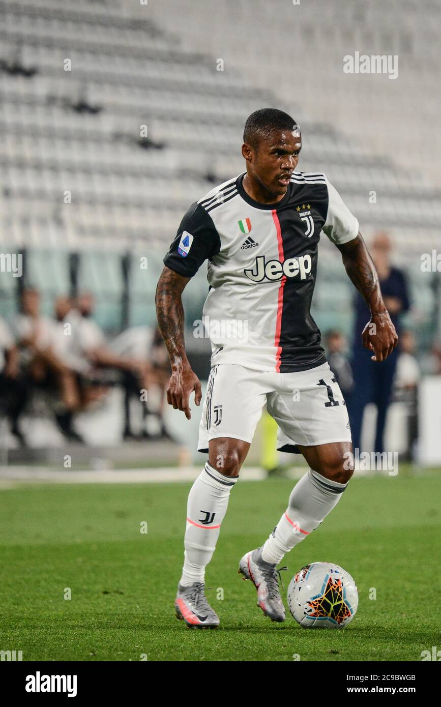 Douglas Costa of Juventus in action during The Serie A football Match Juventus  FC vs Lazio. Juventus FC won 2-1 over Lazio at Allianz Stadium, in Turi  Stock Photo - Alamy