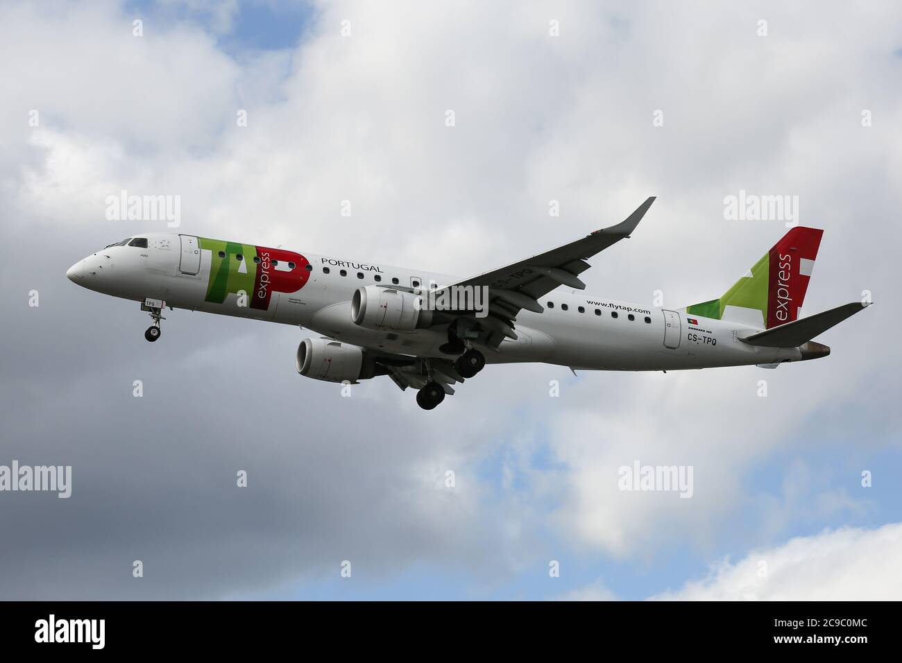 Tap air portugal embraer hi-res stock photography and images - Alamy