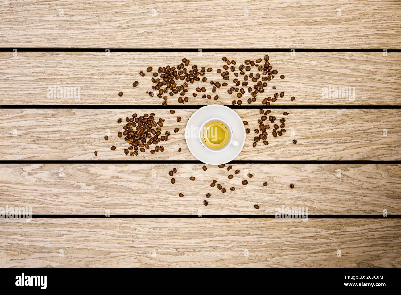 Kaffee - Getränk und Geröstete Kaffeebohnen auf einem alten Holztisch aus Graueiche Stock Photo