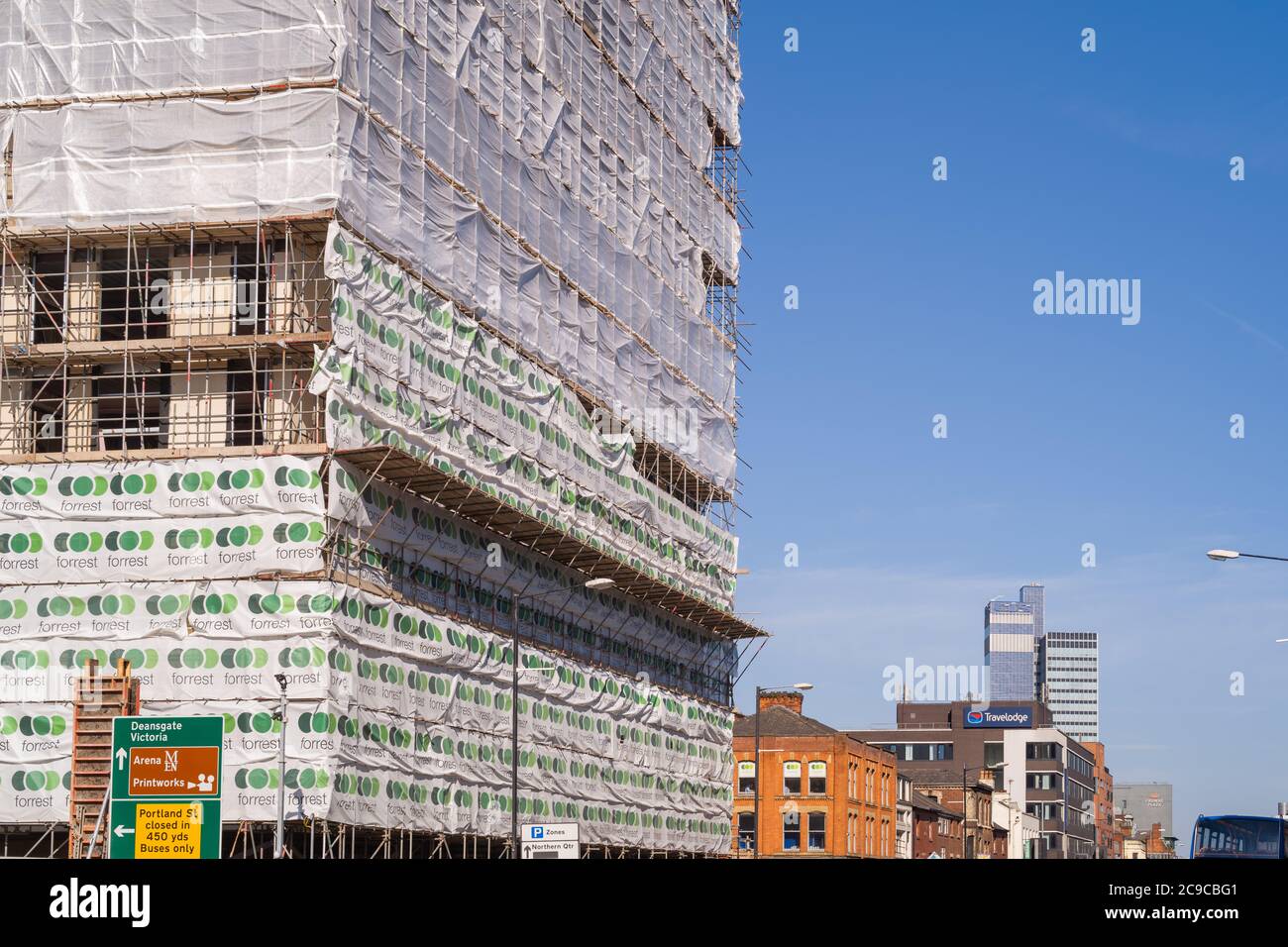 New build apartment development on traffic-heavy Great Ancoats Street, Manchester, UK Stock Photo