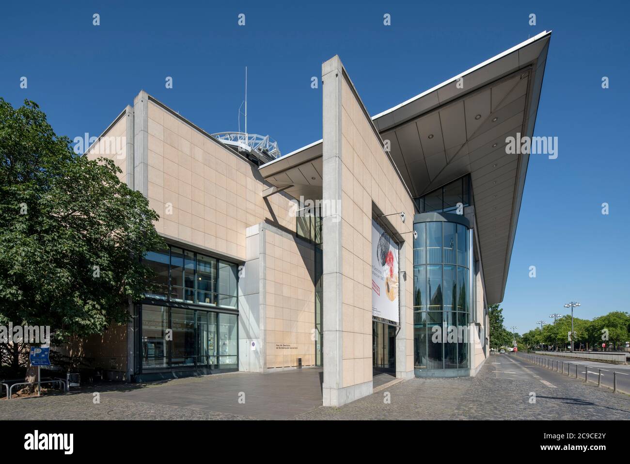 Bonn, Museumsmeile, Haus der Geschichte der Bundesrepublik Deutschland, 1985-1993 von Ingeborg und Hartmut Rüdiger erbaut, Eingang Stock Photo