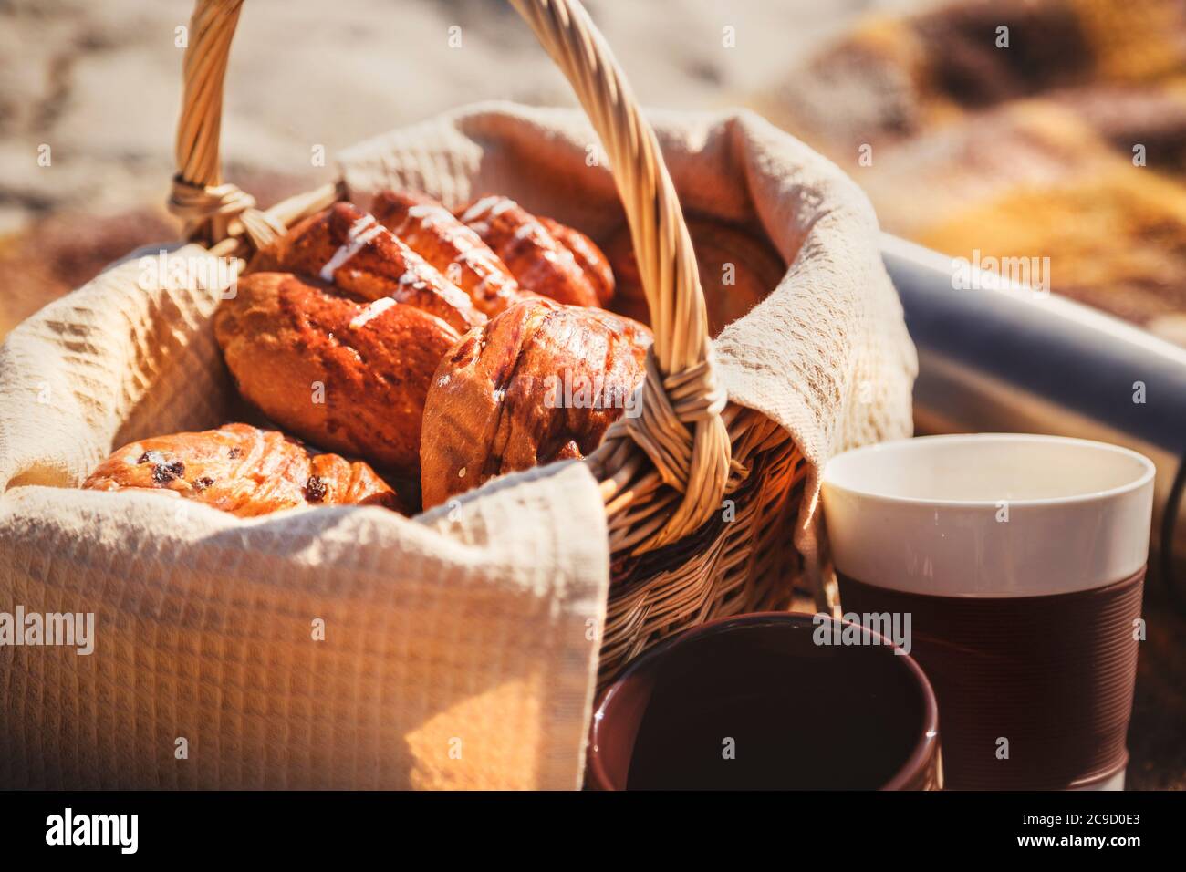 Picnic outdoors basket hi-res stock photography and images - Alamy