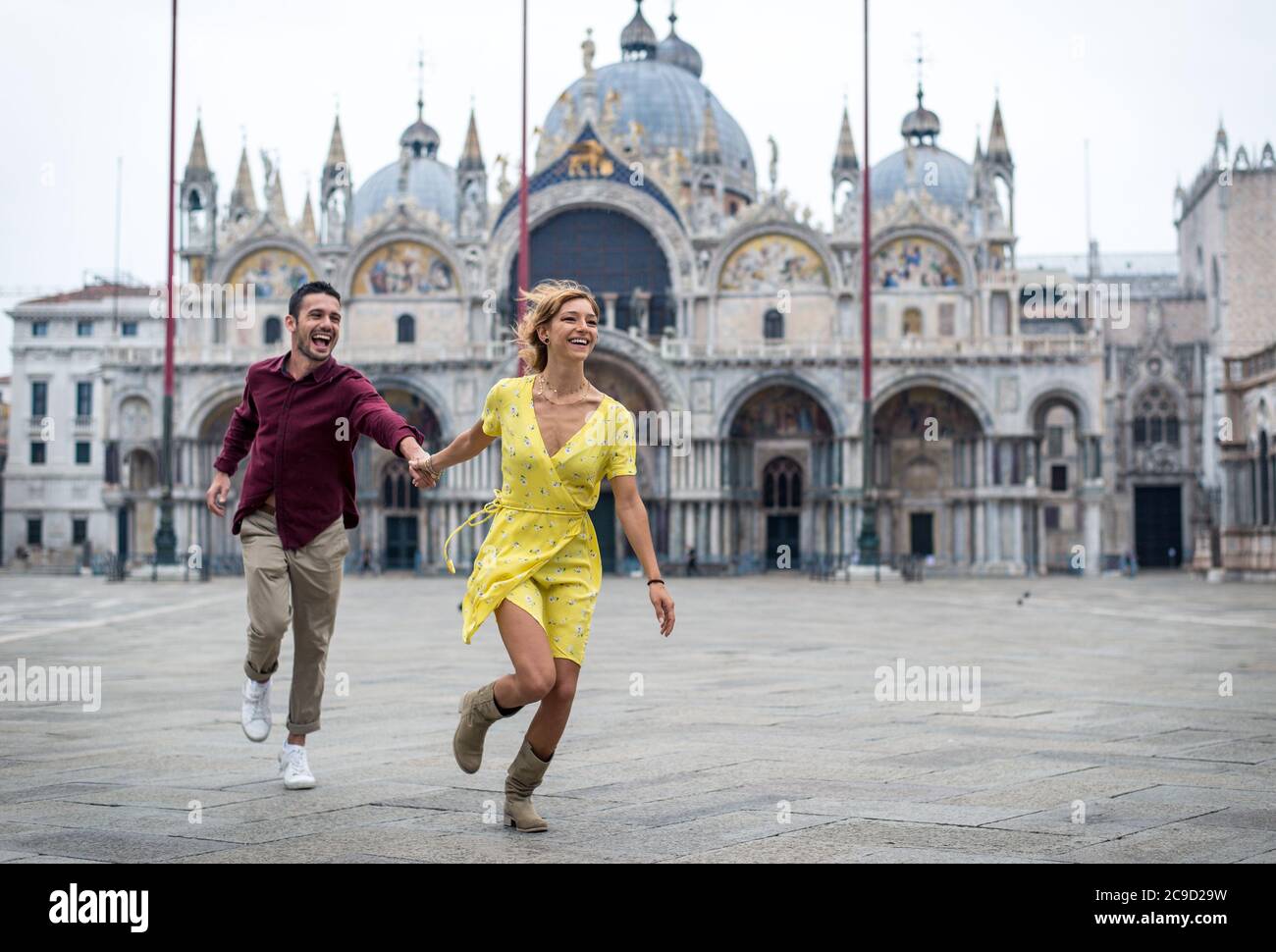 Married couple gondola venice hi-res stock photography and images - Alamy