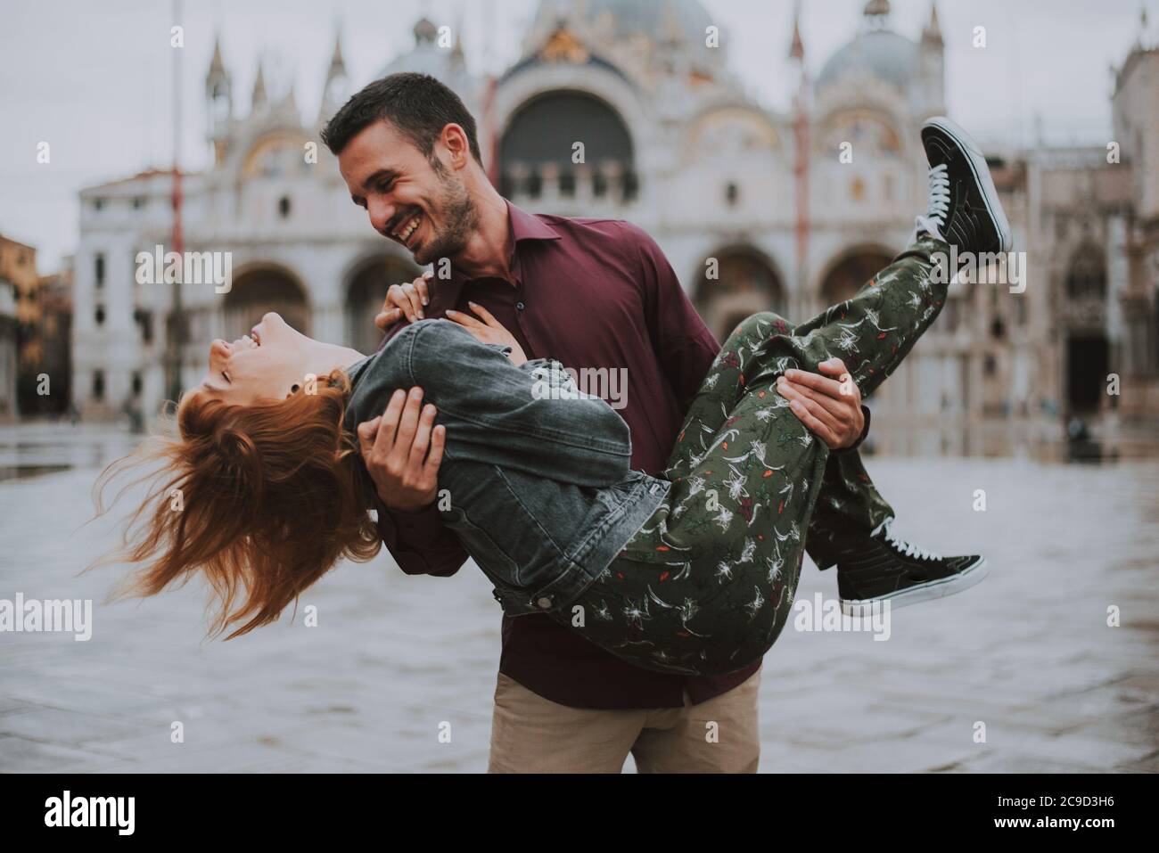 Married couple gondola venice hi-res stock photography and images - Alamy