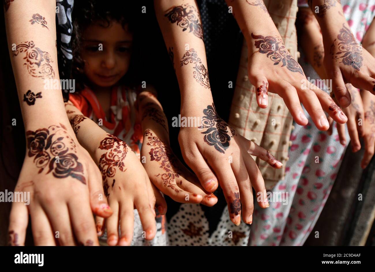 Beautiful and Easy Mehndi Designs for Eid Celebration - PK Vogue