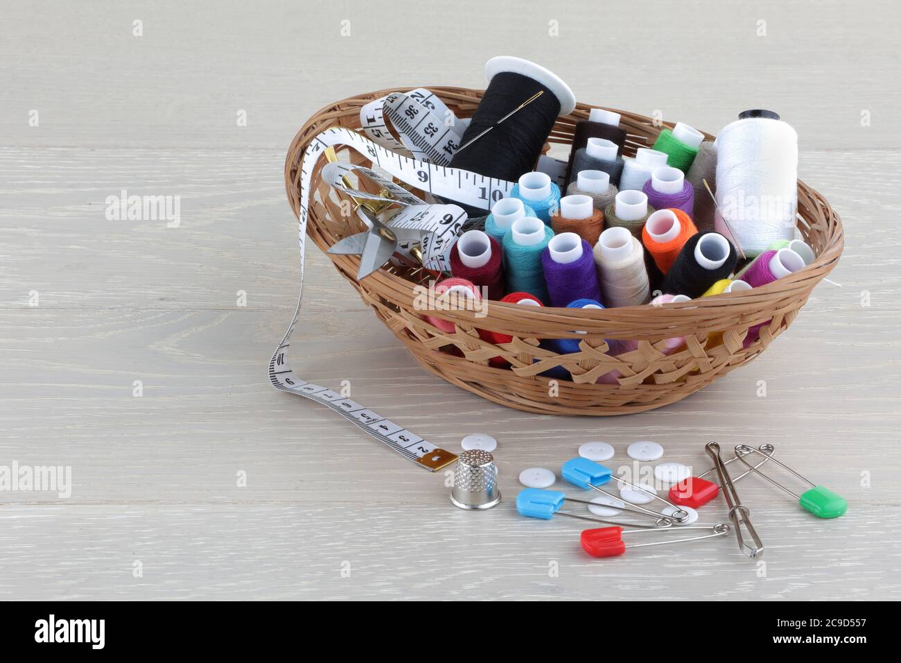 Sewing basket hires stock photography and images Alamy
