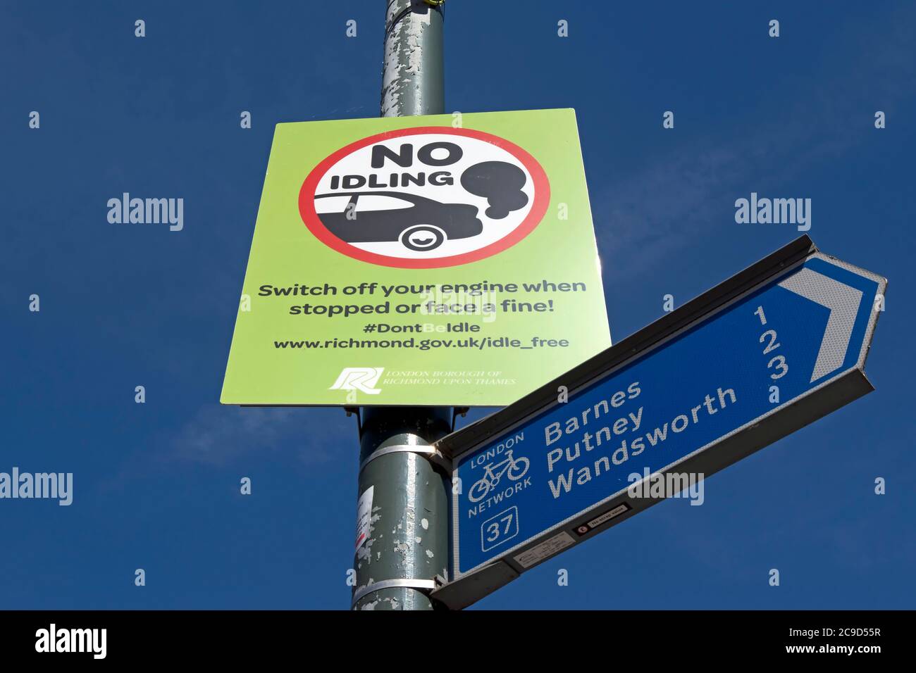 london borough of richmond no idling sign, warning that drivers may receive a fine, above a signpost with local directions, mortlake, london, england Stock Photo