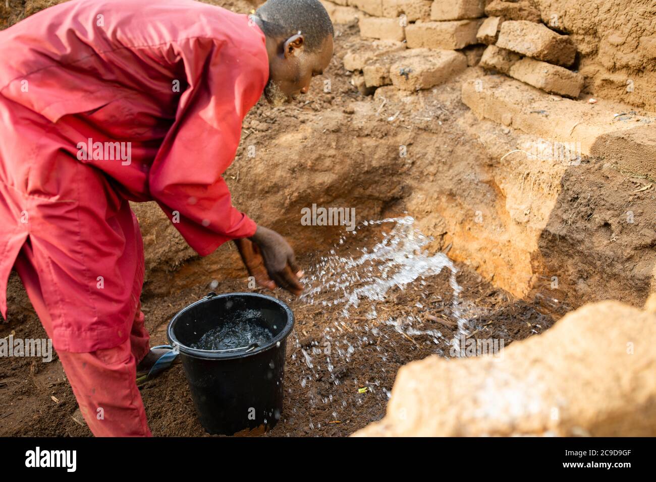 Yahaya Salifou (48) makes organic compost at his home in Tahoua Region, Niger, where the 12/12 Alliance project is working to increase production and provide access to markets for smallholder farmers. Alliance 12/12 Project - Niger, West Africa. September 20, 2018. Photo by Jake Lyell for Lutheran World Relief. Stock Photo