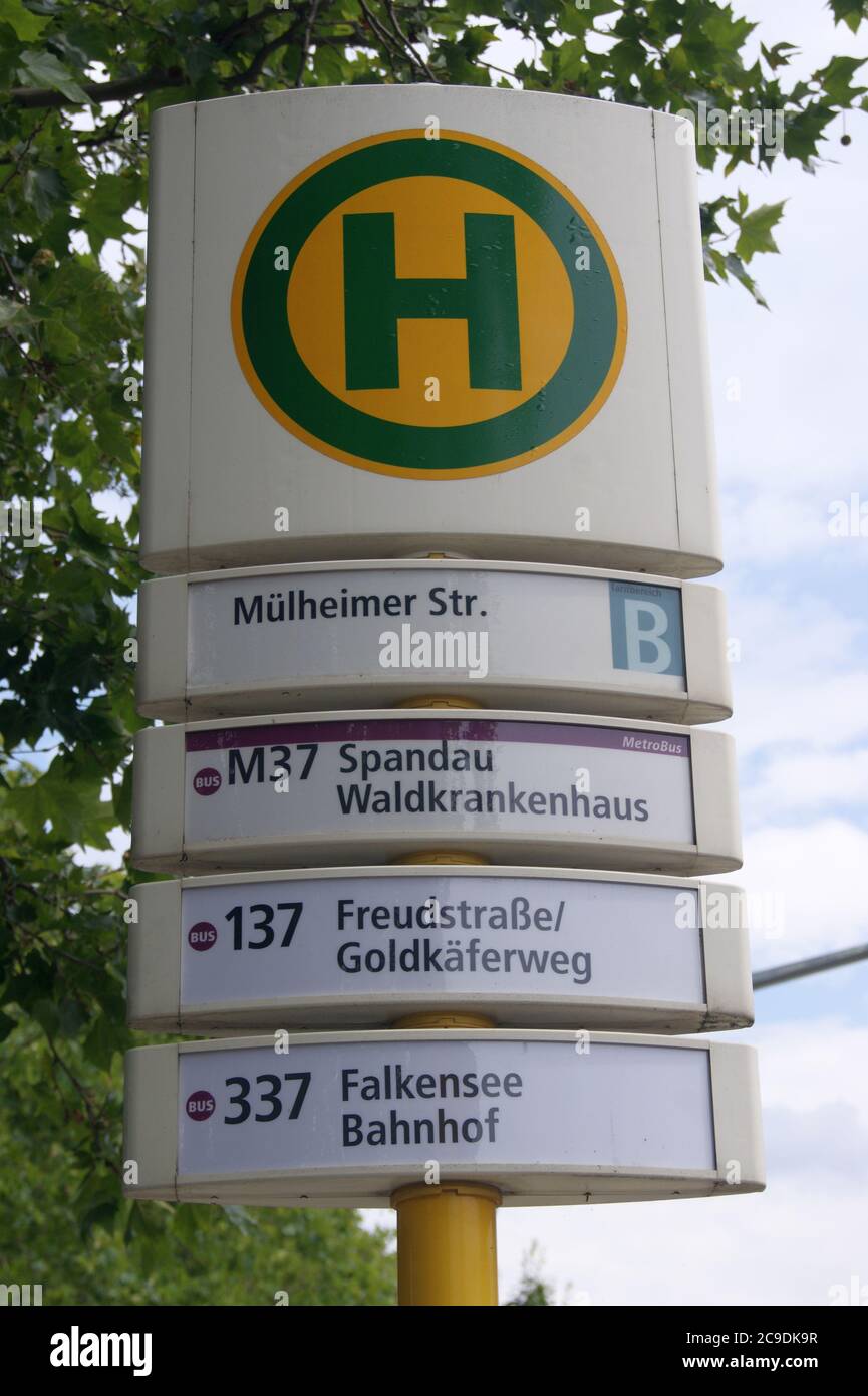 BVG-Haltestelle Mülheimer Straße im Falkenhagener Feld in Berlin-Spandau Stock Photo