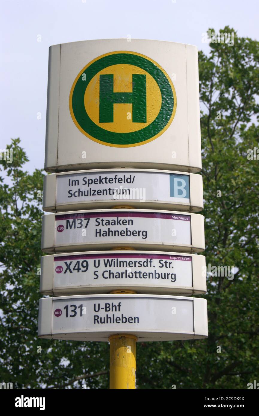 Die BVG-Haltestelle Im Spektefeld/Schulzentrum im Falkenhagener Feld / Spektefeld in Berlin-Spandau Stock Photo