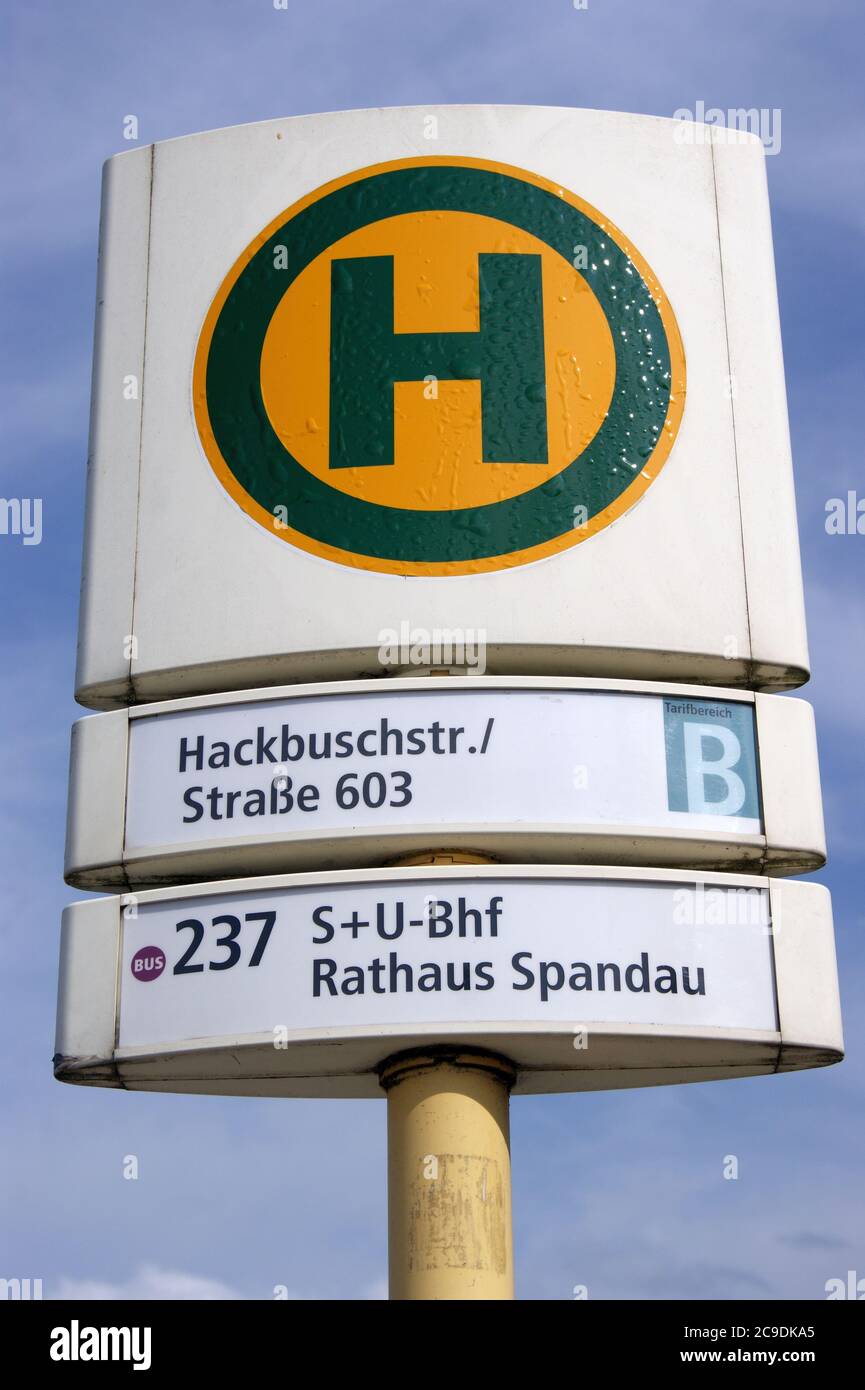 BVG-Haltestelle Hackbuschstraße Ecke Straße 603 in Berlin-Spandau Stock Photo