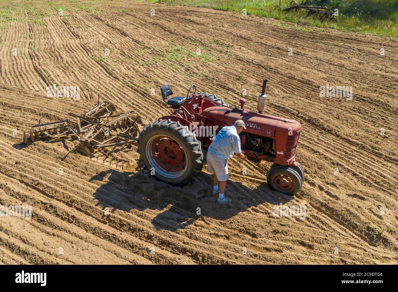 Farm tractor repair hi res stock photography and images Alamy