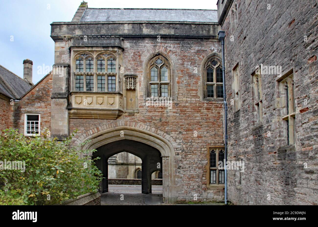 The gatehouse at the entrance to Vicar's Close in Wells, Somerset Stock Photo