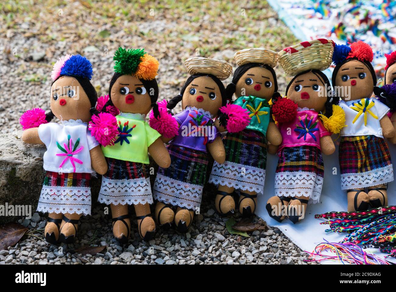 土人形デザイン　南米　メキシコ  約20cm 伝統的なメキシコ人形。メキシコ人形。手作りの典型的な人形