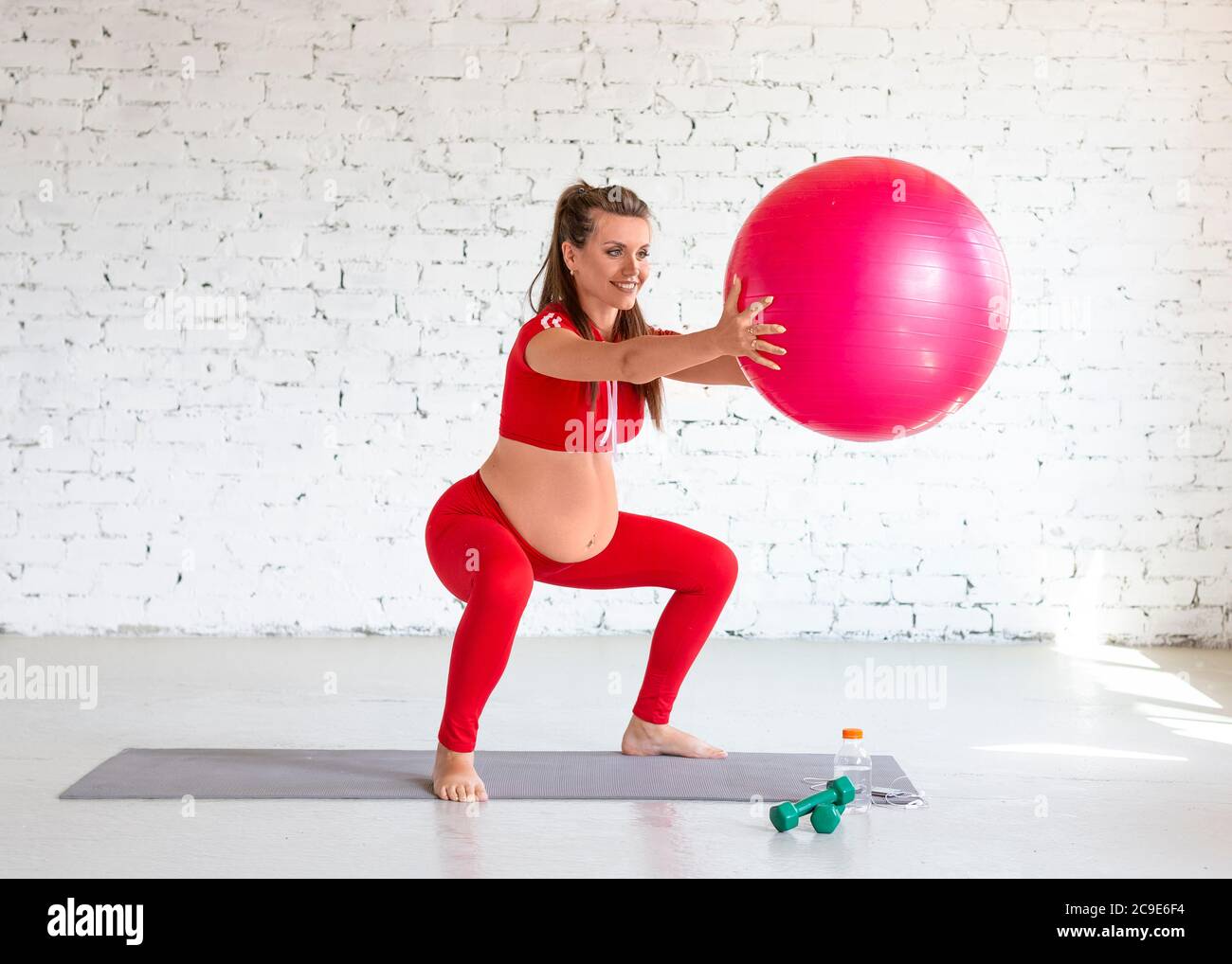 Приседания для беременных. Беременная приседание с фитнес меюячем. Фитбол для беременных 2й триместр. Приседания для беременных 1 триместр. Можно приседать беременным.