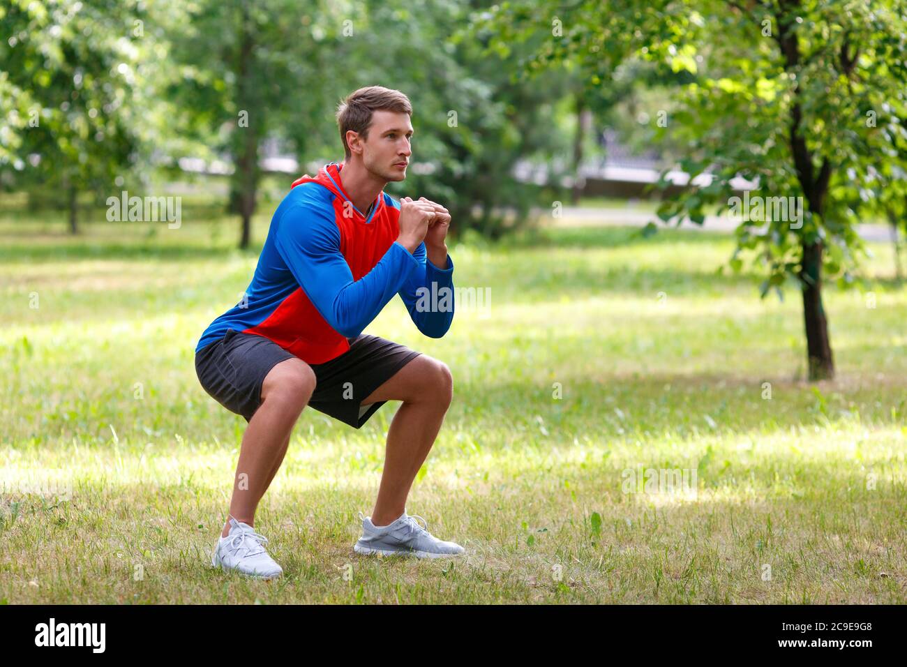 Заря он все на корточках. Мужчина на корточках. Заря он все на корточках. Человек присел. Человек на корточках.