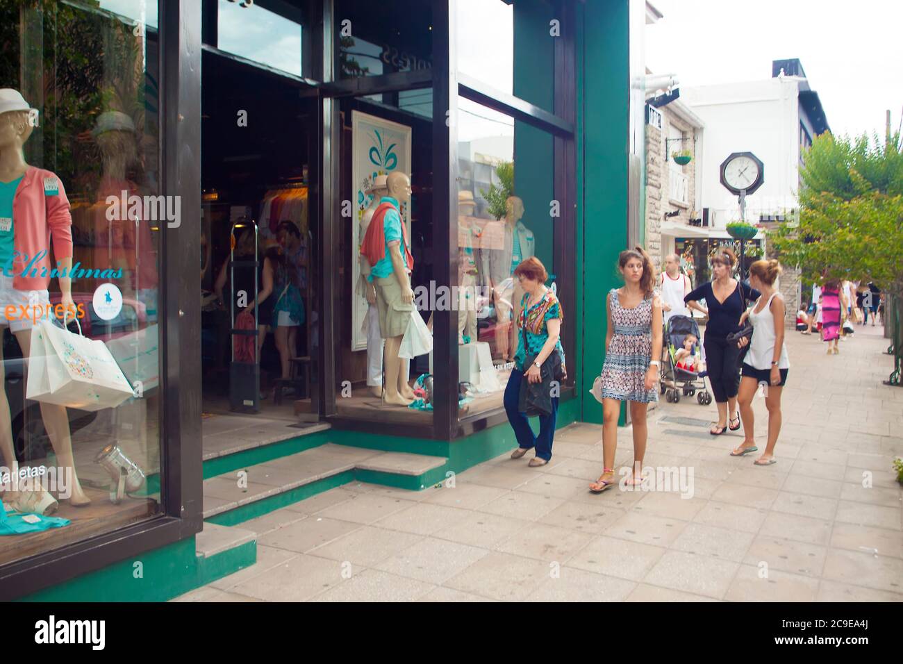Summer shoppers in Mar del Plata, Buenos Aires Province, Argentina Stock Photo