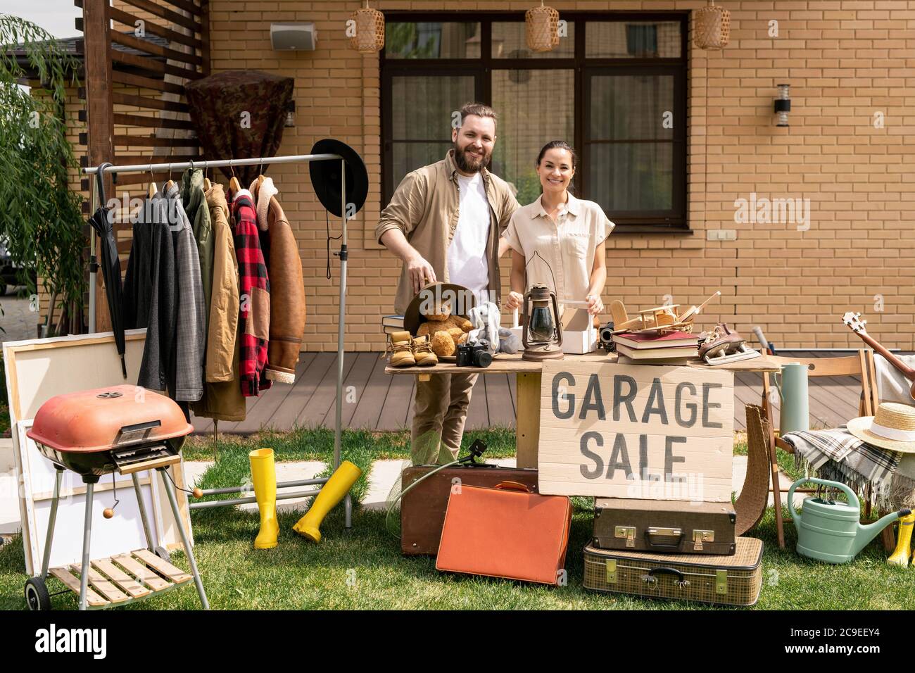 Group of people moving house hi-res stock photography and images - Alamy