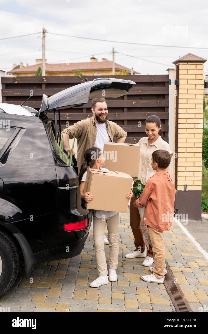 Group of people moving house hi-res stock photography and images - Alamy