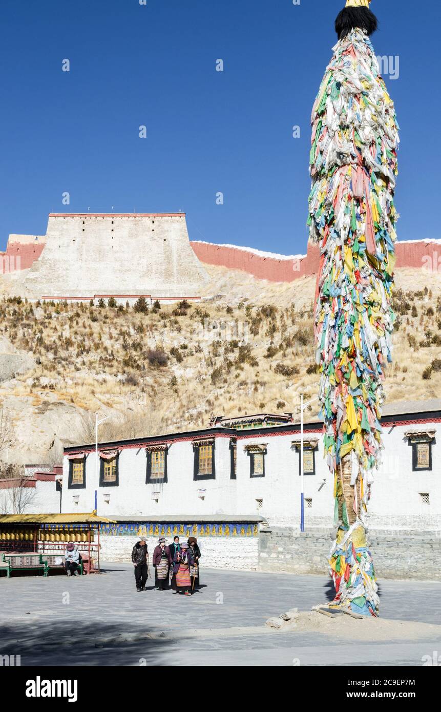 Tibetan pilgrims in Pelkor Chode or Palcho monastery, Gyantse, Tibet Stock Photo