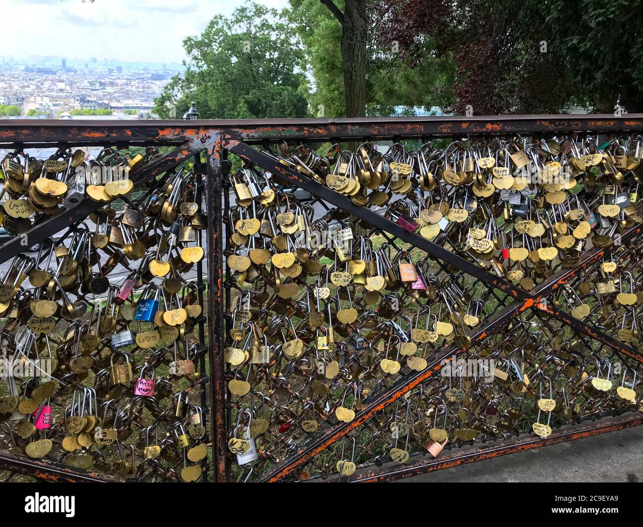Paris railing hi-res stock photography and images - Alamy