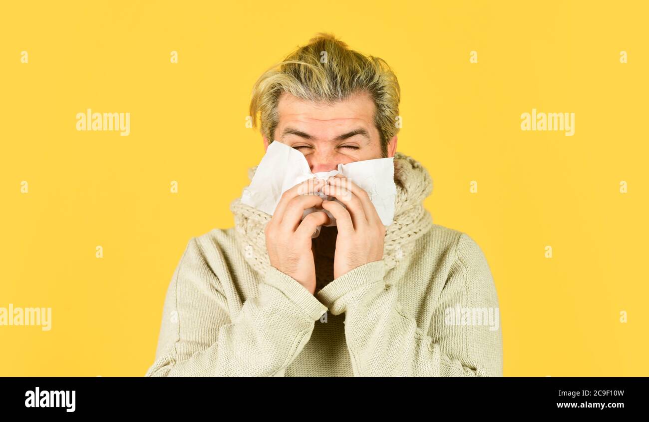 Влажный кашель головная боль. Головная боль и чихание. Чихание першение в горле. Влажный кашель головная боль. Цербер коронавирус лихорадка сопли.