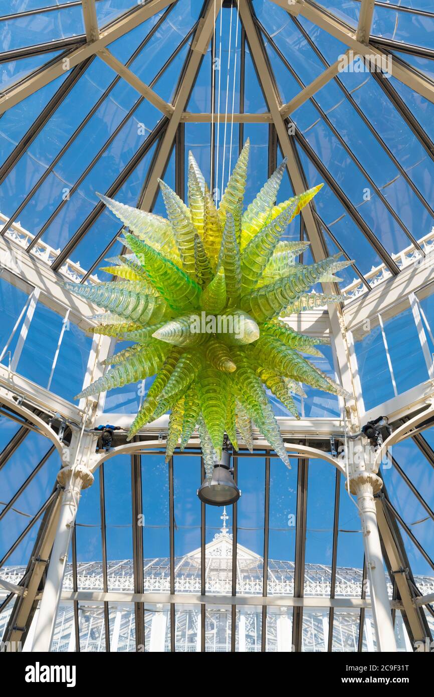 Kew Royal Botanical Gardens iconic Dale Chihuly Reflections Exhibition colourful glass sculptures sculpture Chartreuse Hornet Polyvitro Chandelier Stock Photo