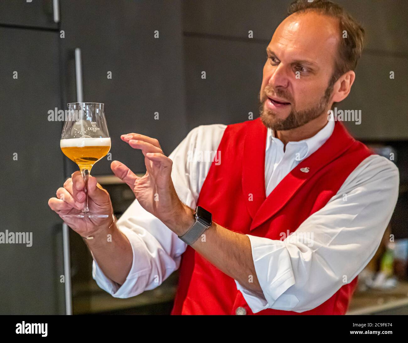 Beer-Tasting with Beer-Sommelier in Kemnath-Waldeck, Germany. Beer seminar at the Hollerhöfe. With the right tasting glass, says beer sommelier Georg Hiernickel, the full aroma of a good beer can be experienced Stock Photo