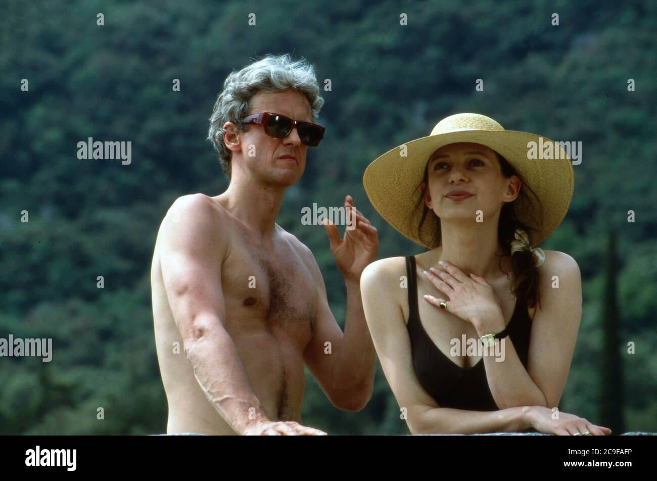 Schloß Hohenstein - Irrwege zum Glück, Fernsehserie, Deutschland 1992 - 1995, Darsteller: Mathieu Carriere, Sophie von Kessel Stock Photo