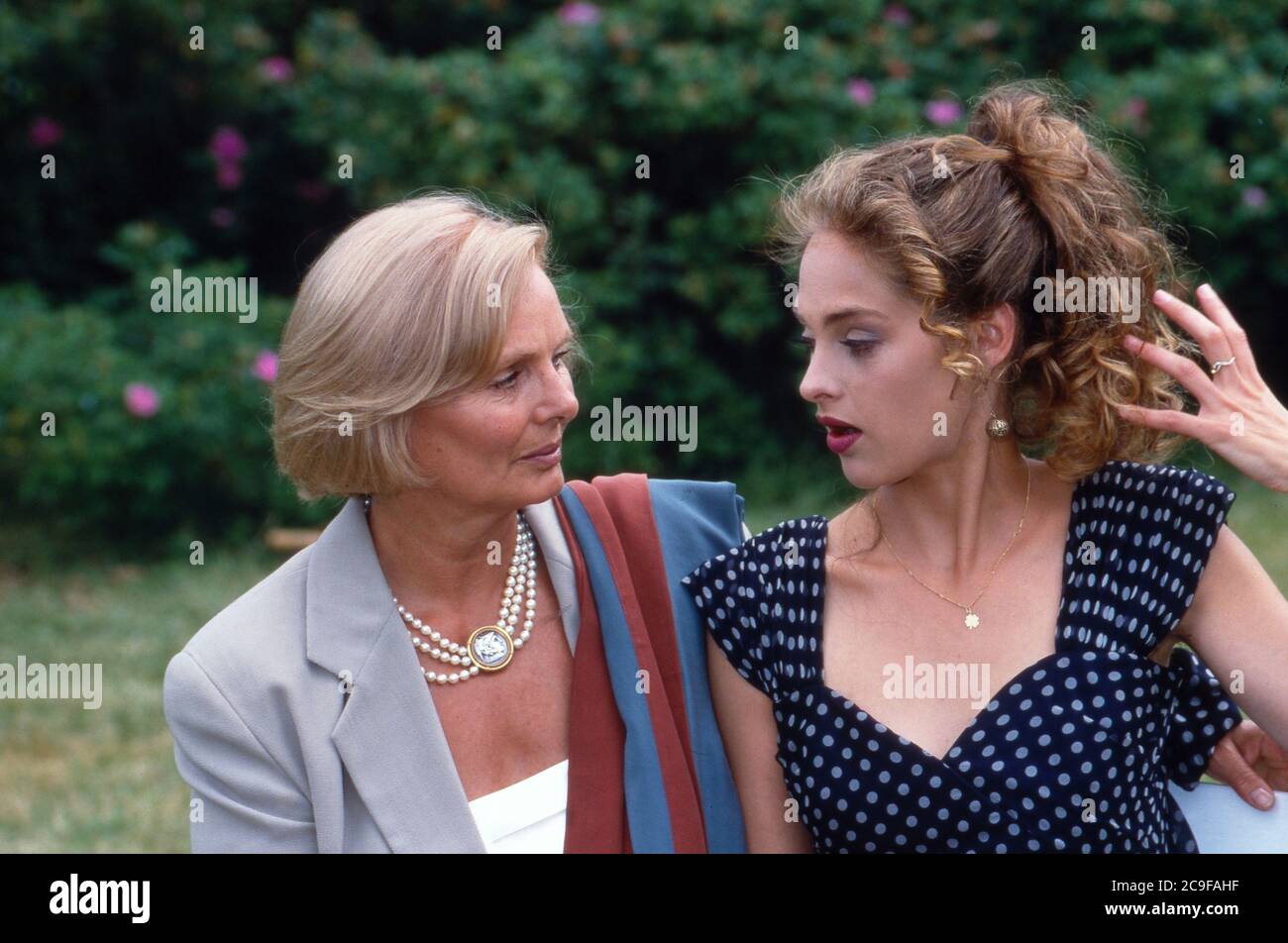 Schloß Hohenstein - Irrwege zum Glück, Fernsehserie, Deutschland 1992 - 1995, Darsteller: Ruth Maria Kubitschek, Sophie von Kessel Stock Photo