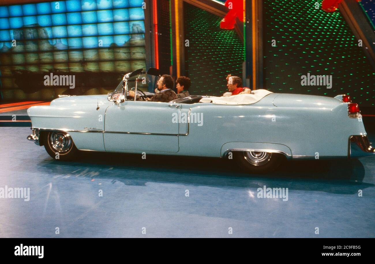 Nase vorn, Fernsehshow mit Frank Elstner, Deutschland 1988 - 1990, Sendung vom 16. März 1990 aus Dortmund, auf der Bühne ein Cadillac Cabrio 1954 Stock Photo