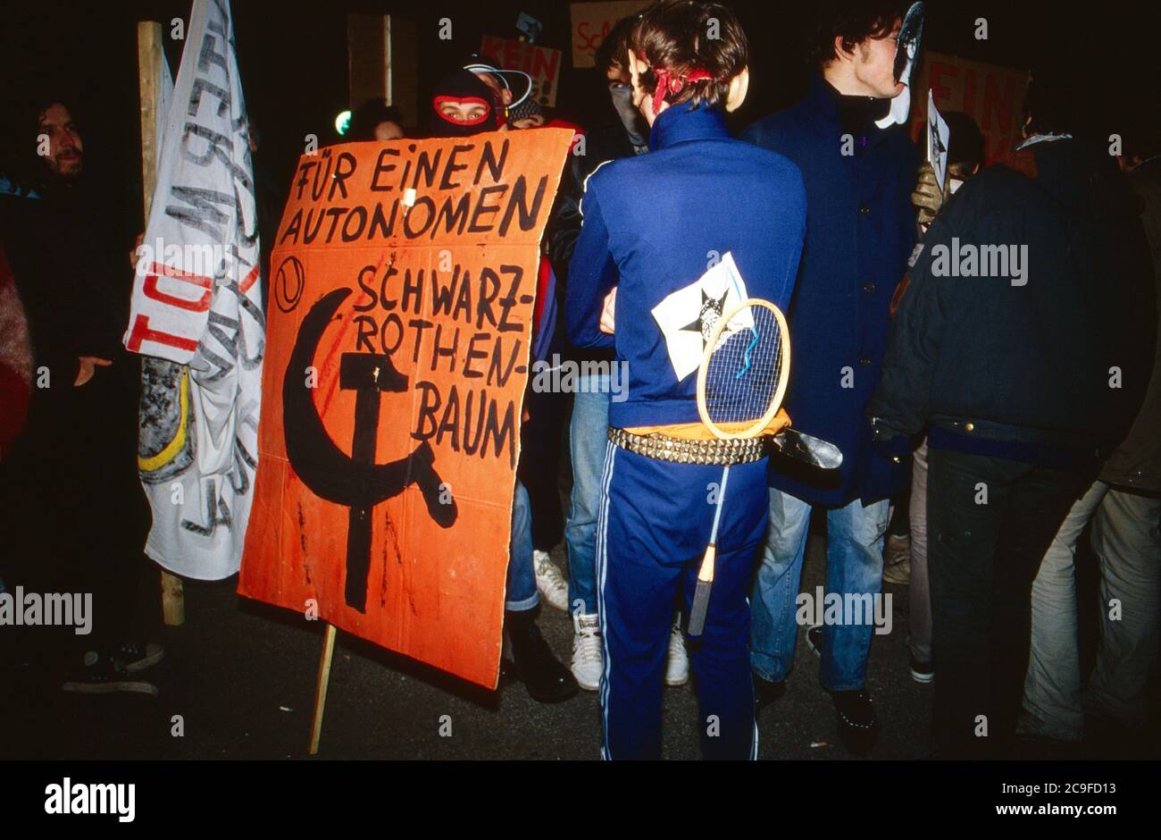Krawallmacher-Aktivisten bei der Tennis Gala zugunsten der Tore-Meinecke-Stiftung auf dem Rothebaum in Hamburg, Deutschland 1990, Schild 'Für einen autonomen Schwarz-Rothenbaum' Stock Photo