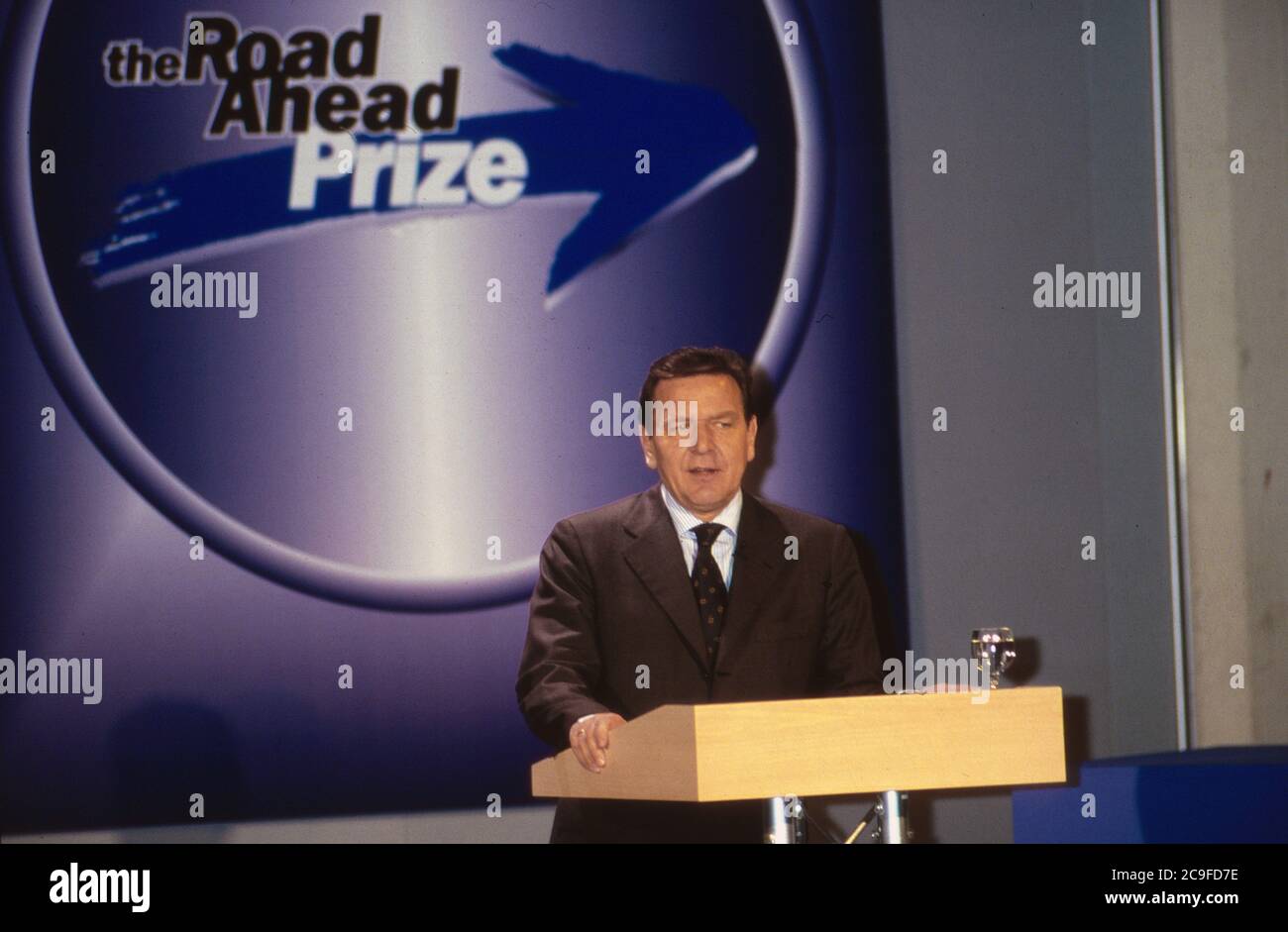 Verleihung des Road Ahead Prize am 4. Februar 1999 in Köln, Ehrengast Bundeskanzler Gerhard Schröder bei der Laudatio am Rednerpult Stock Photo