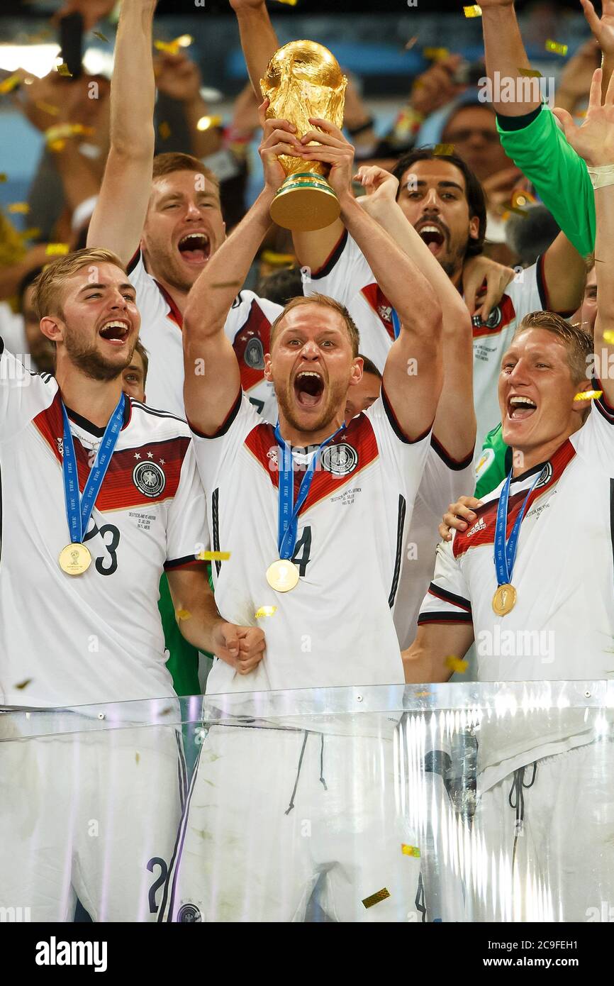 Moscow, Russland. 15th July, 2018. Philipp Lahm (World Champion 2014 with  Germany) brings the World Cup trophy to the award ceremony. GES/Football/World  Championship 2018 Russia, Final: France- Croatia, 15.07.2018  GES/Soccer/Football, World Cup