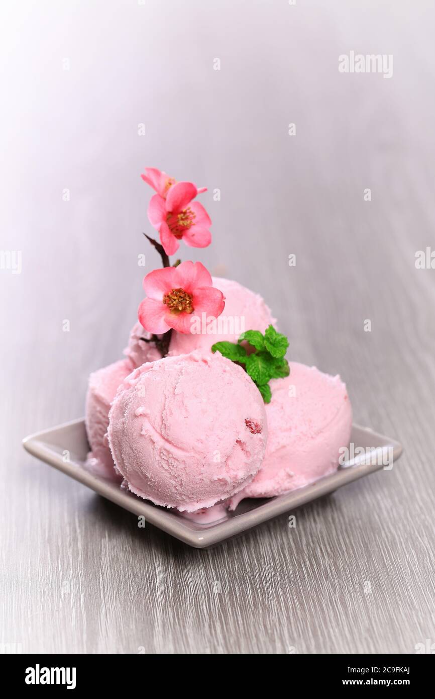 https://c8.alamy.com/comp/2C9FKAJ/strawberry-ice-cream-dessert-2C9FKAJ.jpg