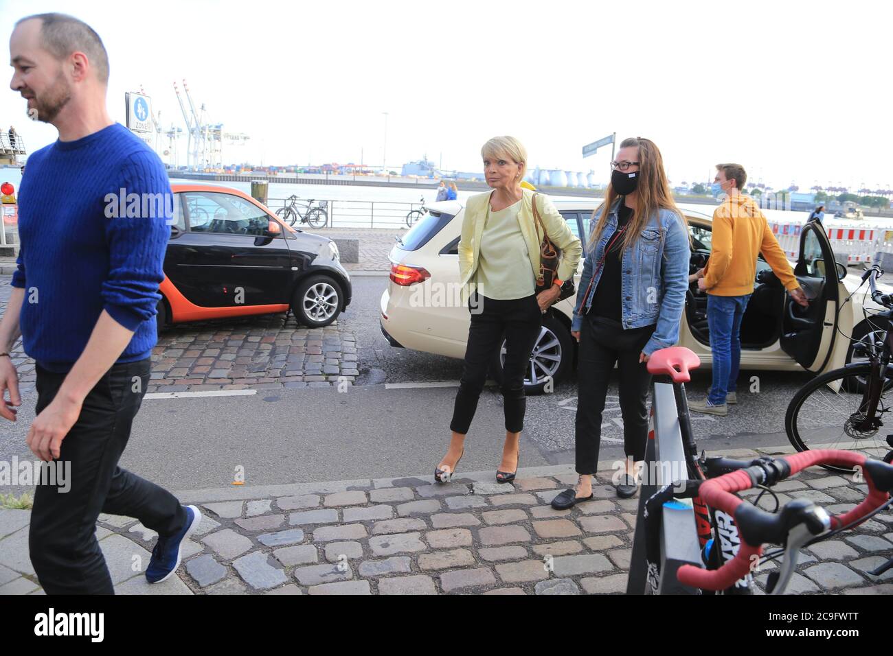 Uschi Glas Felix Kummer Und Ina Muller Bei Der Aufzeichnung Zu Inas Nacht Am Schellfischpfosten Am Fischmarkt In Hamburg 30 07 2020 Stock Photo Alamy