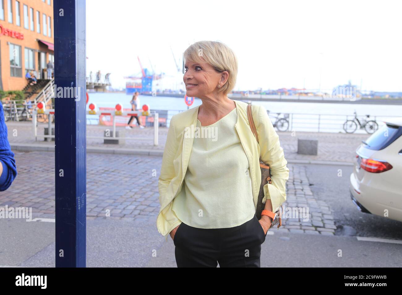 Uschi Glas Felix Kummer Und Ina Muller Bei Der Aufzeichnung Zu Inas Nacht Am Schellfischpfosten Am Fischmarkt In Hamburg 30 07 2020 Stock Photo Alamy