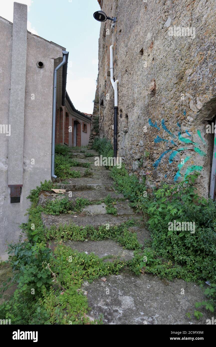 Calitri - Vicolo del centro storico abbandonato Stock Photo