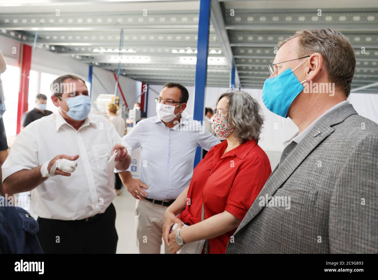 Ffp2 mask in red hi-res stock photography and images - Page 2 - Alamy