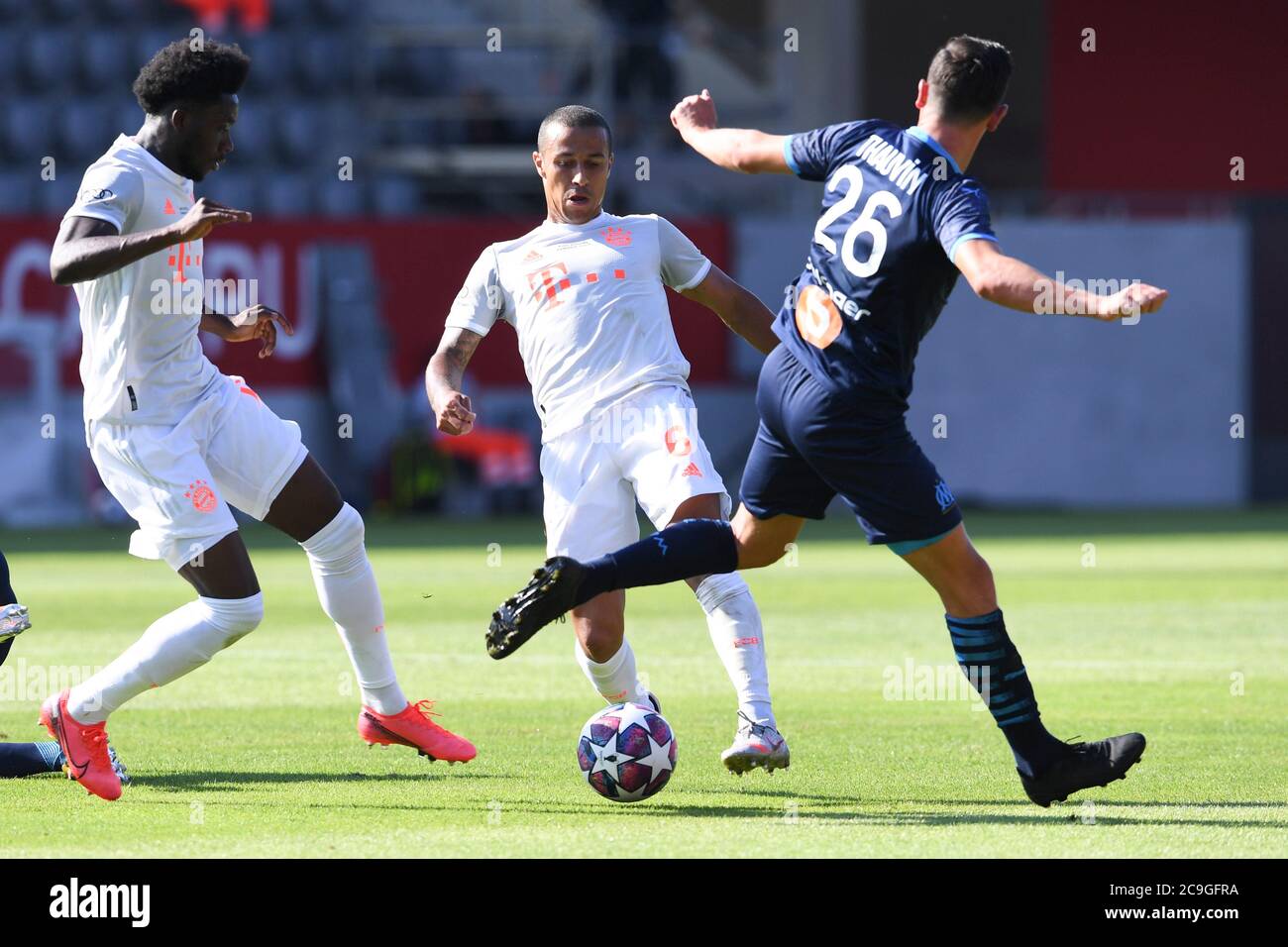 Alphonso Davies (left) and Thiago Alcantara (withte both FC Bayern Munich)  versus Florian Thauvin (Olympique Marseille), action, duels. Test game Audi  Football Sumwith FC Bayern Munich - Olympique Marseille on the FC