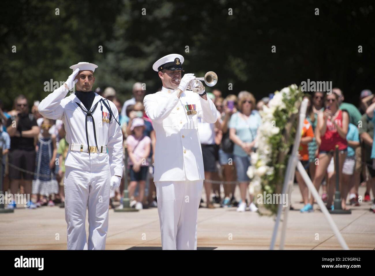 Japan Training Squadron commander lays a wreath at the Tomb of the Unknown Soldier in Arlington National Cemtery (27712991314). Stock Photo