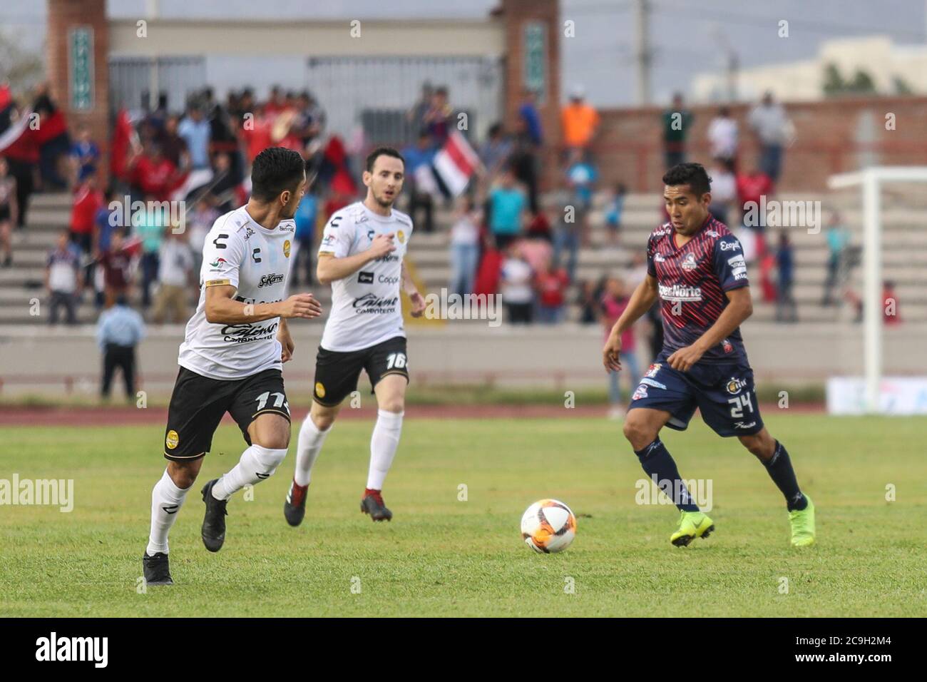 El astro de futbol argentino, ahora DT, Diego Armando Maradona dirigió el  partido de hoy en estadio Heroe de Nacozari con su equipo Dorados de  Sinaloa Vs Cimarrones, durante el juego de