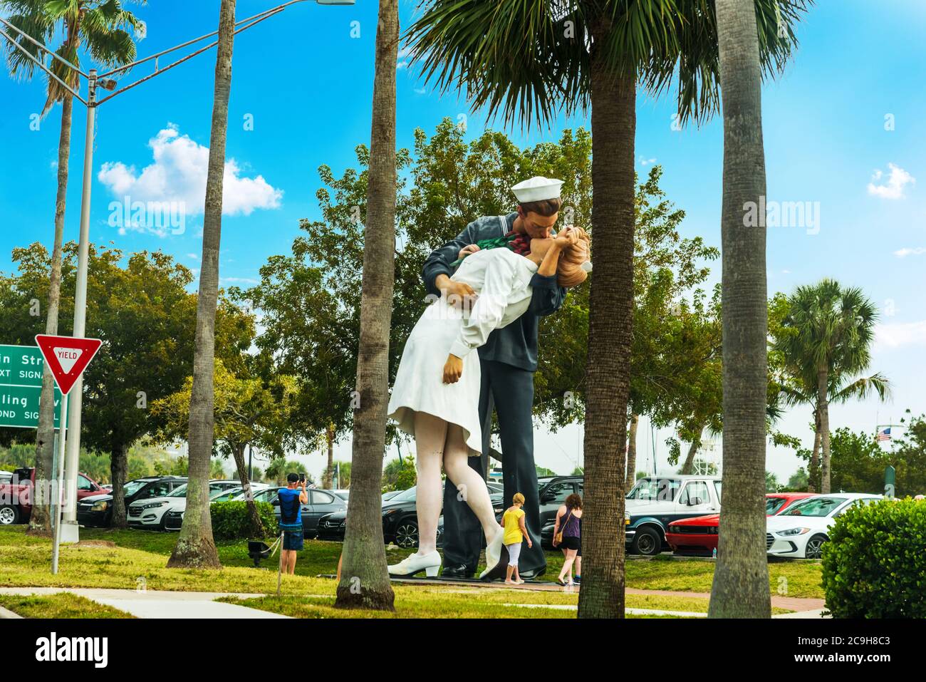 Statue kiss sailor kissing nurse hires stock photography and images