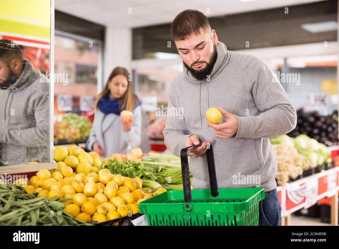 Male customer buying lemon at supermarket Stock Photo - Alamy