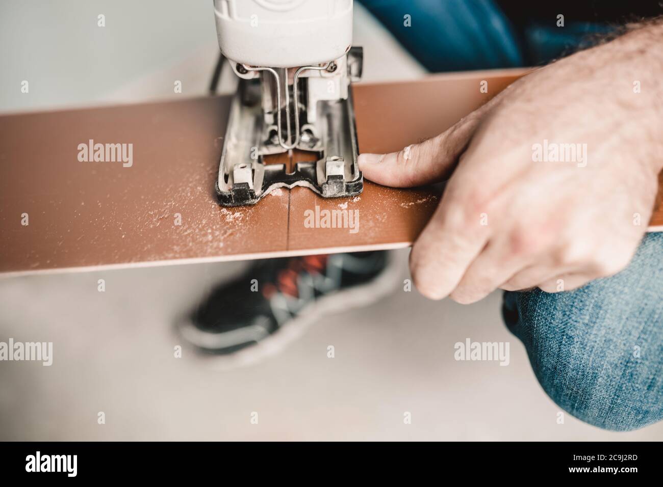 Floating flooring technology for laminate panels trimming and