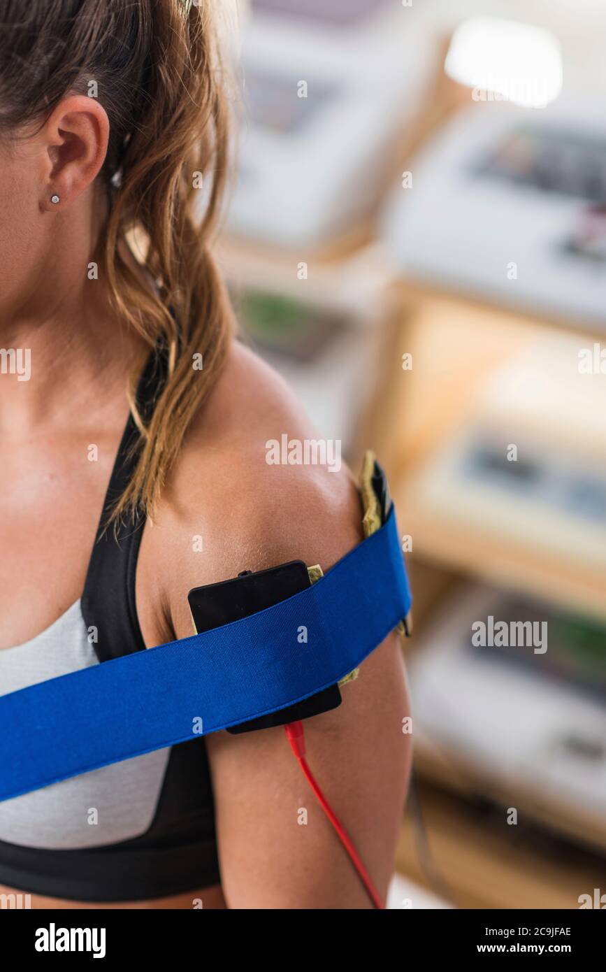 https://c8.alamy.com/comp/2C9JFAE/electrical-muscle-stimulation-in-physical-therapy-therapist-positioning-electrodes-on-a-patients-shoulder-2C9JFAE.jpg