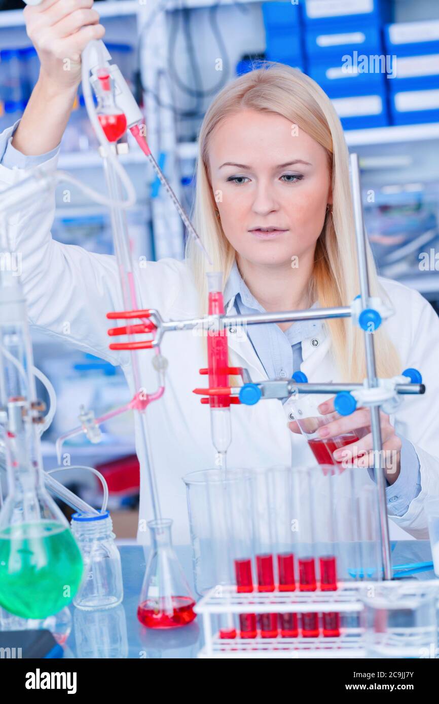 Researcher in chemistry lab hi-res stock photography and images - Alamy
